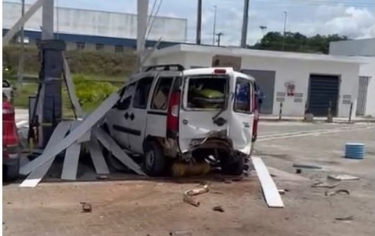Cilindro de GNV explode e destrói carro e teto de posto de combustíveis