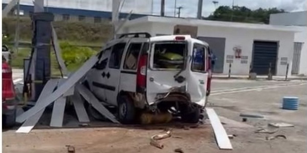 Cilindro de GNV explode e destrói carro e teto de posto de combustíveis