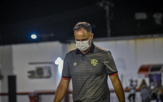 Técnico do Vitória prega reformulação e não descarta permanecer no clube