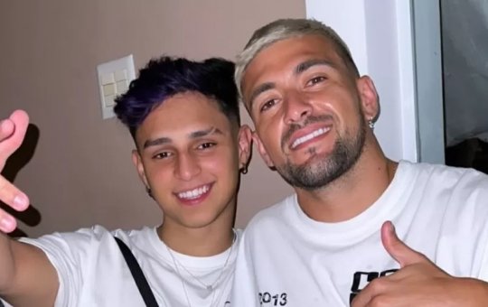 Após flerte, meia do Flamengo participa de festa na casa de cantora