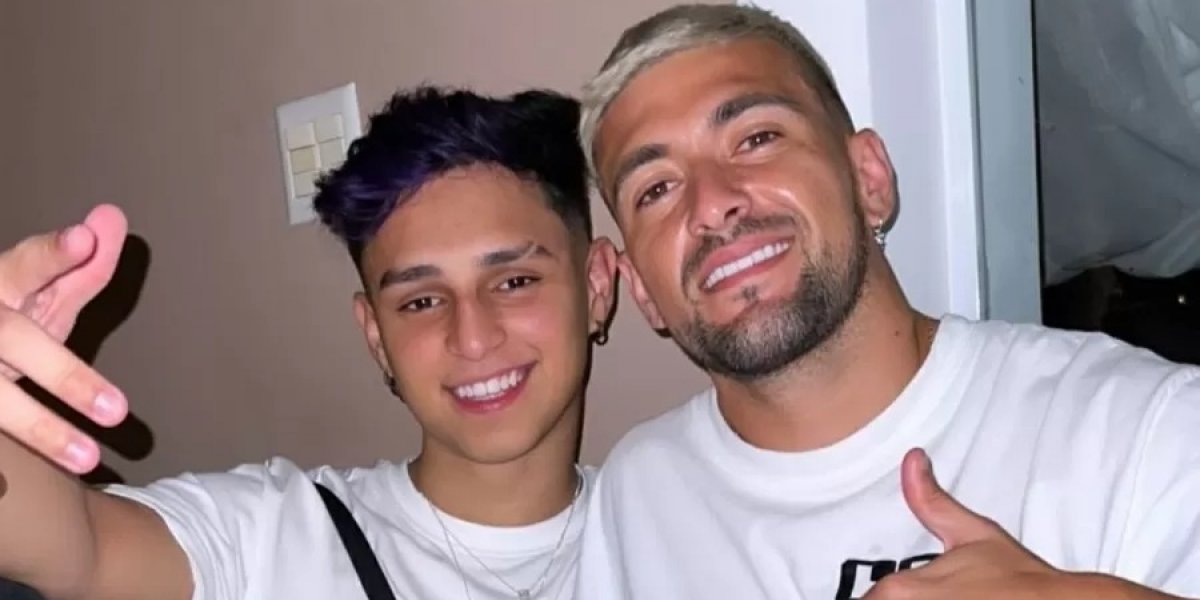 Após flerte, meia do Flamengo participa de festa na casa de cantora