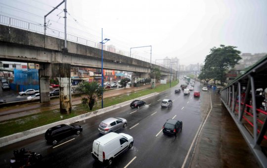 Salvador tem previsão de semana chuvosa e com raios