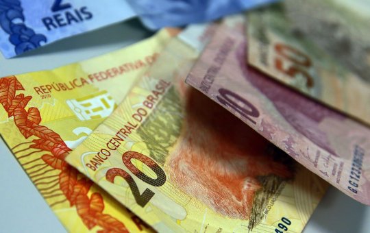 Primeira parcela do 13º deve ser paga até esta terça-feira (30)