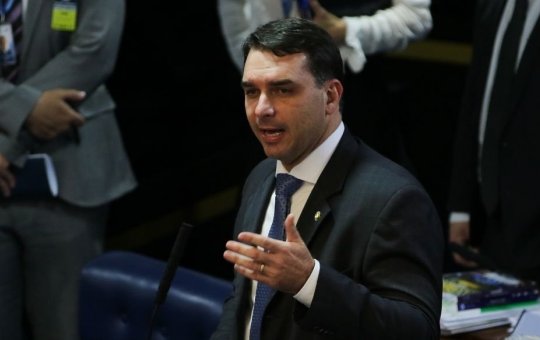 Flávio Bolsonaro mantém foro privilegiado no caso das 'rachadinhas'