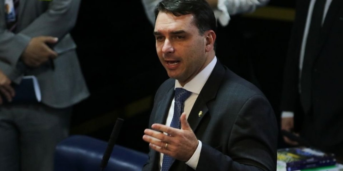 Flávio Bolsonaro mantém foro privilegiado no caso das 'rachadinhas'