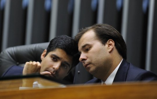 ACM Neto quer filiar Rodrigo Maia ao União Brasil como revide ao PL