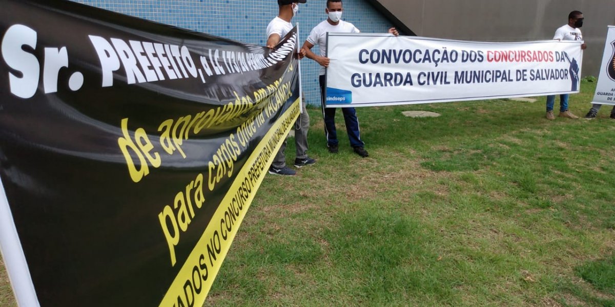 Aprovados em concurso da Guarda Municipal protestam no Centro de Convenções