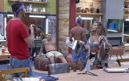 Rico e Sthe Matos brigam em 'A Fazenda' e ele critica a peoa por fumar