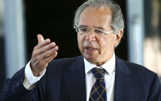 Guedes admite que inflação freará economia em 2022, mas diz que país vai crescer