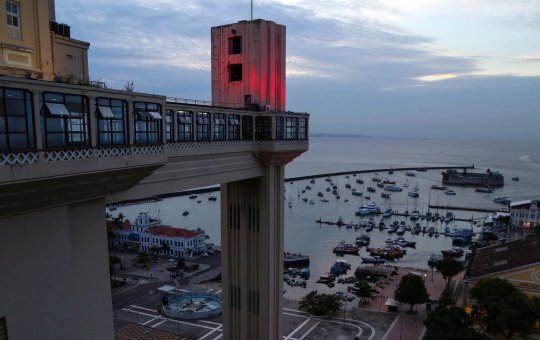 Dezembro Vermelho estampa monumentos de Salvador 