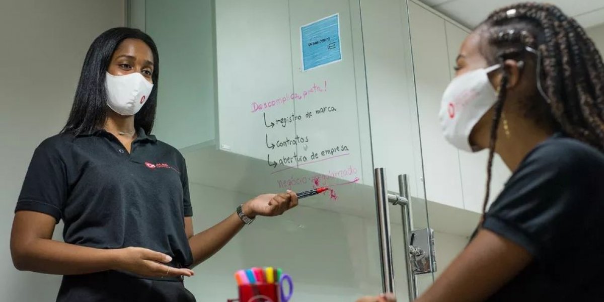 "Descomplica, Preta": Projeto oferece assessoria jurídica para mulheres negras