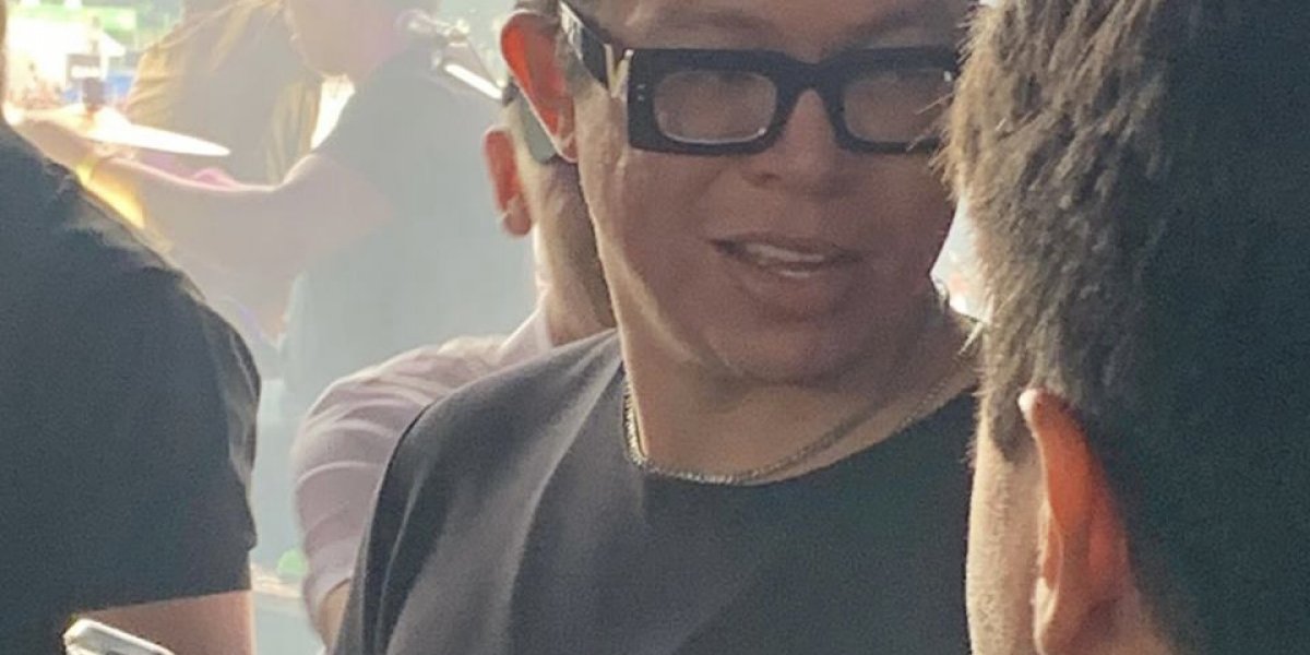 Flagrado em festa, DJ Ivis faz primeira aparição após ser liberado de prisão