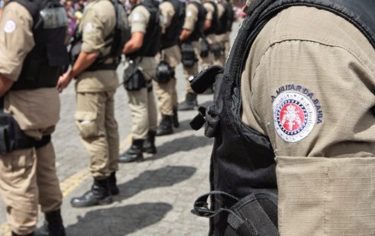 PM apreende drogas e celulares que iriam para a Lemos de Brito