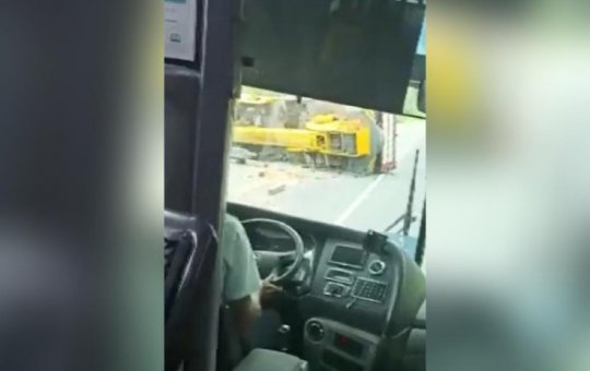 Caminhão perde o freio, tomba e interdita a BA-052