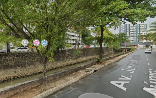 Homem morre após ser sugado por bueiro quando tentava salvar cão em Salvador