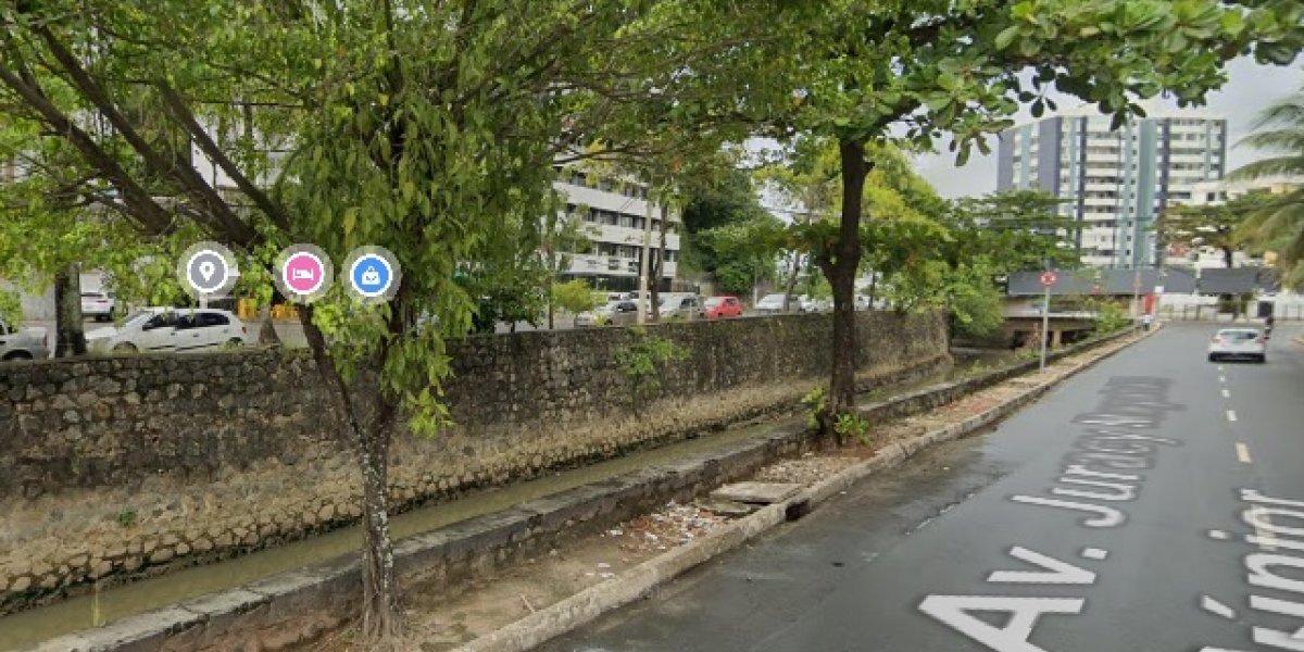 Homem morre após ser sugado por bueiro quando tentava salvar cão em Salvador