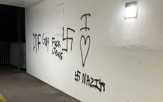 Memorial de Anne Frank é pichado com símbolo nazista nos EUA