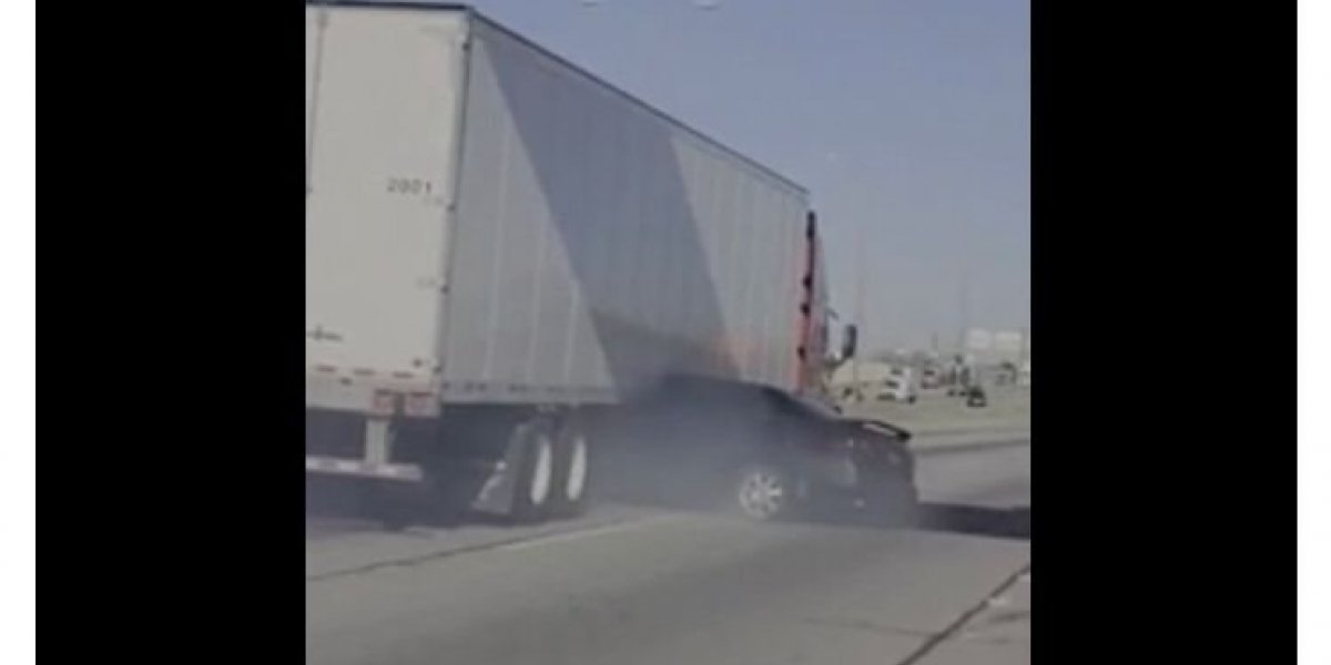 Vídeo: Caminhão arrasta carro em alta velocidade com motorista dentro