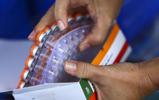 Butantan tem 15 milhões de doses da CoronaVac paradas, diz TV