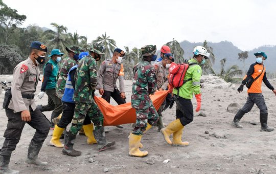 Número de mortos após erupção de vulcão na Indonésia sobe para 34