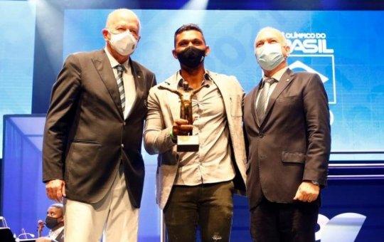 Isaquias Queiroz e Rebeca Andrade conquistam Prêmio Brasil Olímpico