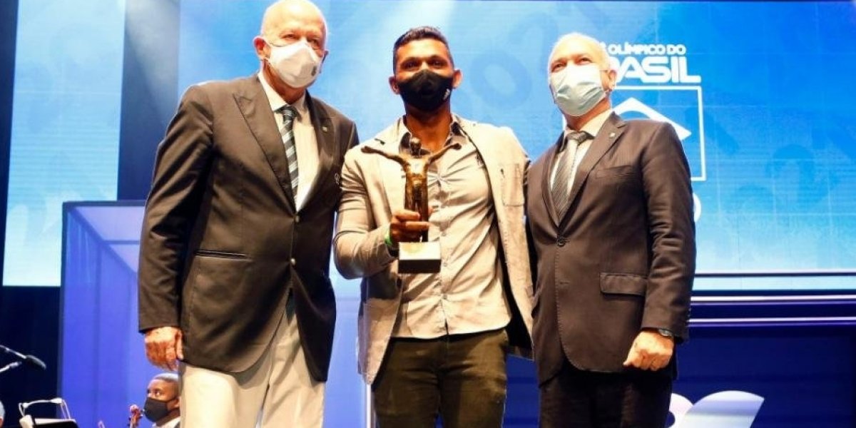 Isaquias Queiroz e Rebeca Andrade conquistam Prêmio Brasil Olímpico