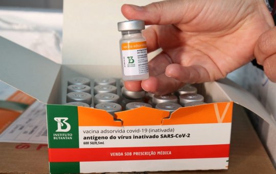 Coronavac: Terceira dose amplia o nível de anticorpos, diz pesquisador