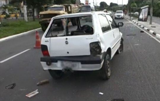 Motorista morre após ser baleado e sofrer acidente em Lauro de Freitas