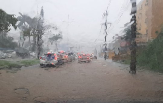 Forte chuva deixa Salvador debaixo d’água