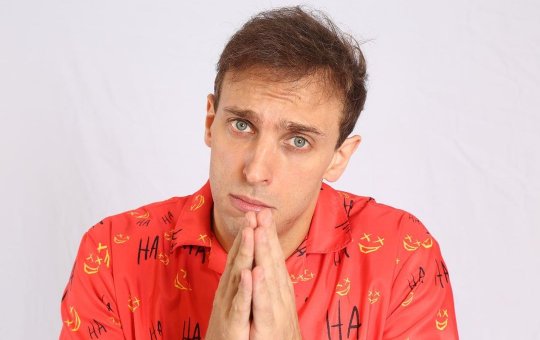 Humorista Léo Lins promove sorteio de ménage no Instagram