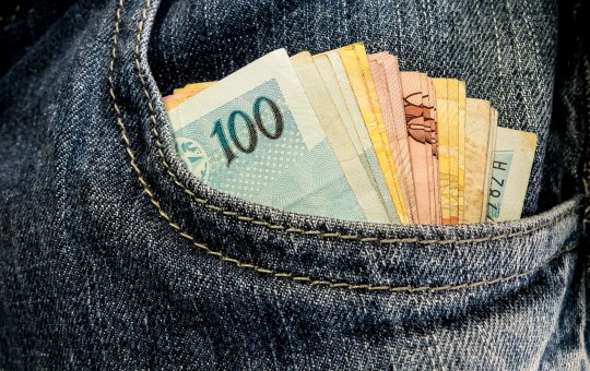 Saiba como usar o 13º salário e começar o ano com o pé direito