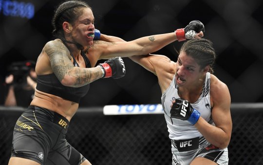 Mesmo favorita ao cinturão, baiana Amanda Nunes é derrotada