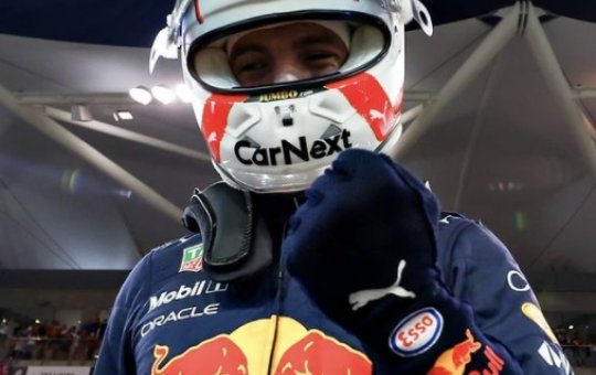 Em corrida emocionante, Verstappen supera Hamilton e é campeão da F-1