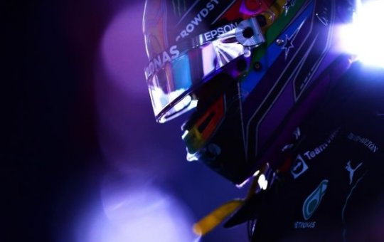 Lewis Hamilton parabeniza Max Verstappen pela conquista da F-1