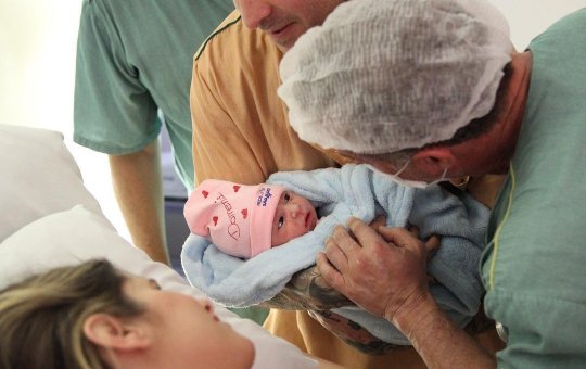 Influenciadora diz que foi xingada e humilhada durante o trabalho de parto