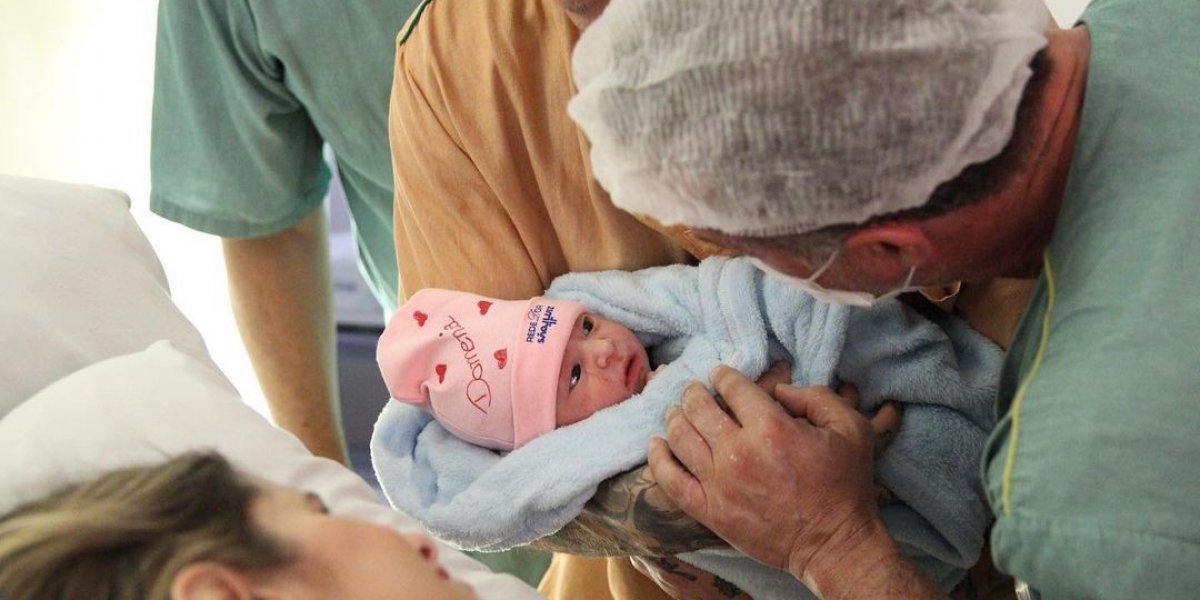 Influenciadora diz que foi xingada e humilhada durante o trabalho de parto