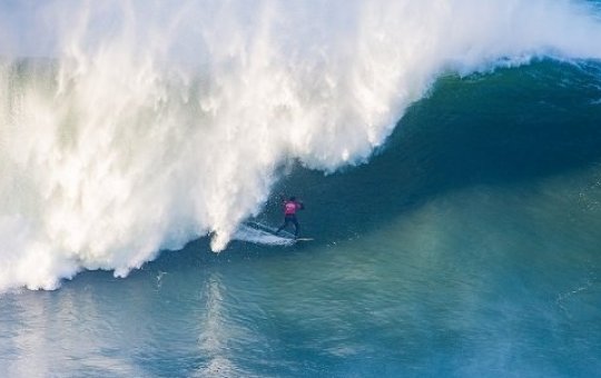 Brasileiro vence competição histórica de ondas gigantes em Nazaré