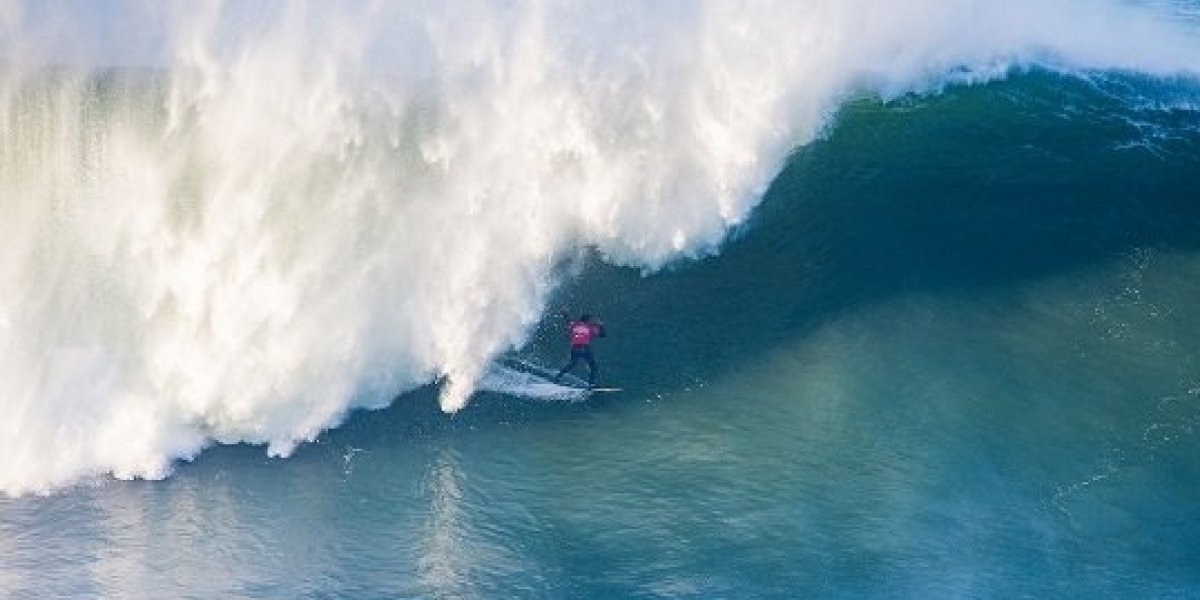 Brasileiro vence competição histórica de ondas gigantes em Nazaré