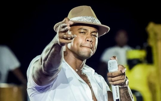 Léo Santana anuncia que o Bloco do Nana foi adiado para o Carnaval 2023