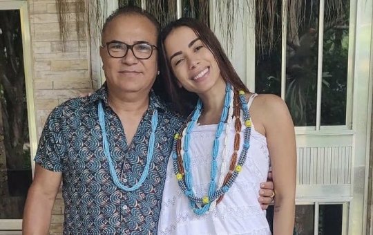 Anitta posta foto com pai de santo e sofre intolerância religiosa