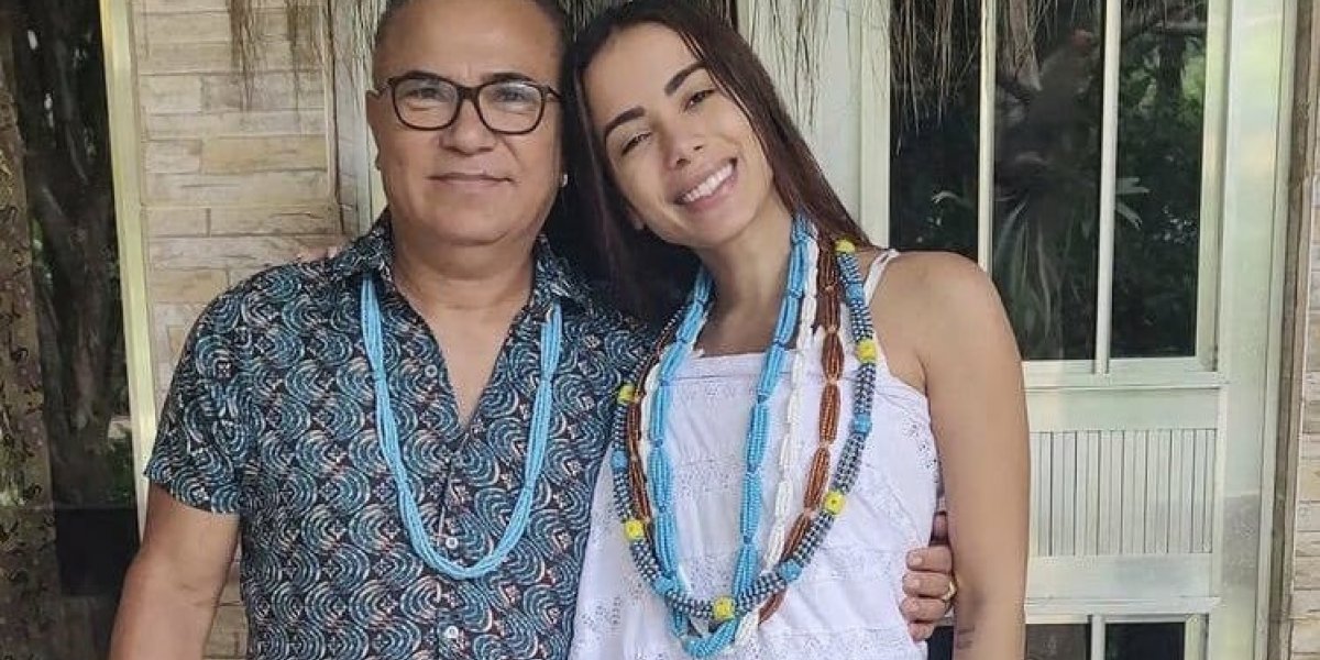 Anitta posta foto com pai de santo e sofre intolerância religiosa