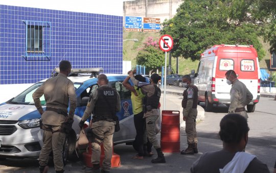 Mulher surta após demora em atendimento, quebra equipamentos da UPA e é presa